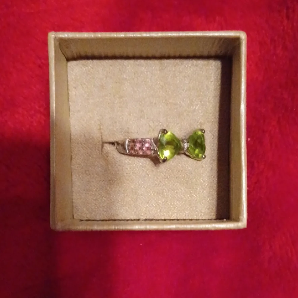This Peridot Bow Ring Has Pink Stones On The Sides Of It. Size 7. 925. - Picture 2 of 5